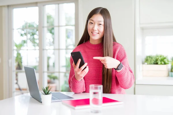 Mulher Estudante Asiática Bonita Usando Laptop Smartphone Muito Feliz Apontando — Fotografia de Stock