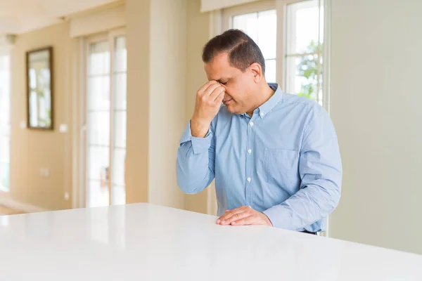 Hombre Mediana Edad Sentado Casa Cansado Frotando Nariz Los Ojos — Foto de Stock