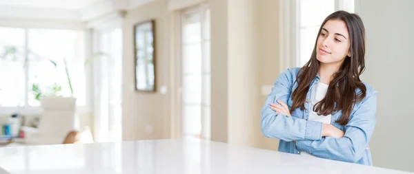 Groothoek Foto Van Mooie Jonge Vrouw Zittend Witte Tafel Thuis — Stockfoto