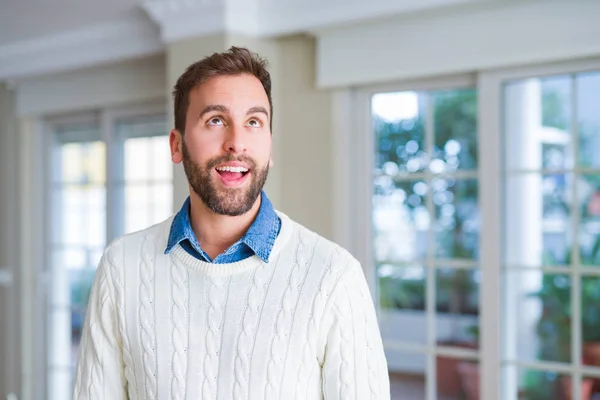 Handsome man smiling positive at the camera — Stock Photo, Image