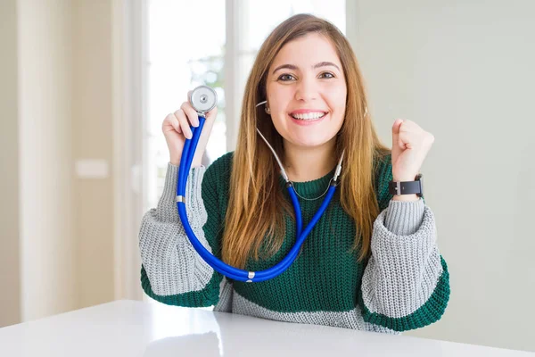 Vacker Ung Kvinna Kontrollera Hälsa Med Stetoskop Skrek Stolt Och — Stockfoto