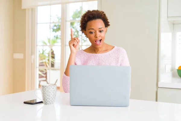 Mujer Afroamericana Joven Que Trabaja Usando Computadora Portátil Apuntando Con — Foto de Stock