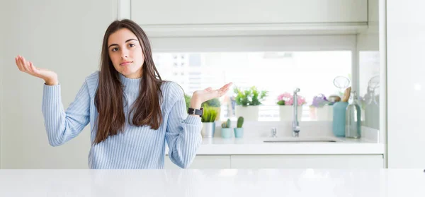 Imagem Ângulo Largo Bela Jovem Sentada Mesa Branca Casa Expressão — Fotografia de Stock