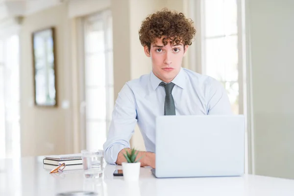 Fiatal Üzletember Számítógép Laptop Irodában Depressziós Aggódj Szorongás Sírás Dühös — Stock Fotó