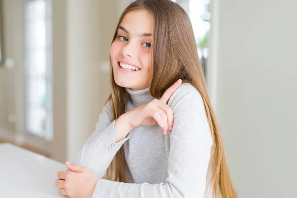 Hermosa Niña Joven Con Jersey Cuello Alto Alegre Con Una — Foto de Stock