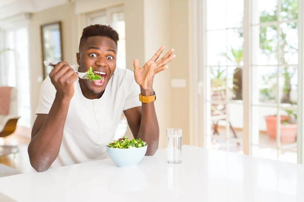 Αφρικανική Αμερικανική Άνθρωπος Που Τρώει Σαλάτα Υγιή Έκφραση Πολύ Χαρούμενος — Φωτογραφία Αρχείου