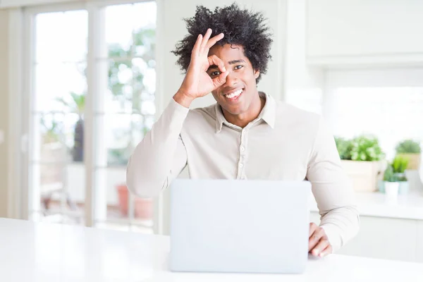 African American Man Die Werkt Met Behulp Van Laptop Met — Stockfoto