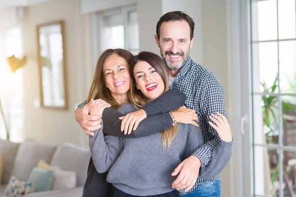 Gyönyörű család együtt. Anya, apa és lánya, mosolyogva a — Stock Fotó
