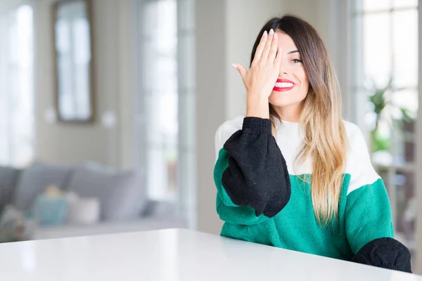 Mooie Jongedame Dragen Winter Trui Thuis Die Betrekking Hebben Een — Stockfoto