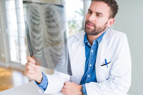 Doctor hombre mirando radiografía de rayos X haciendo examen corporal —  Fotos de Stock