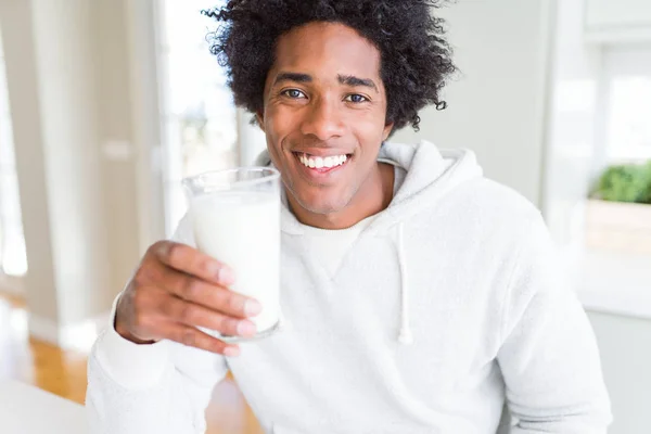 Afrikanisch Amerikanischer Mann Hält Und Trinkt Ein Glas Milch Mit — Stockfoto