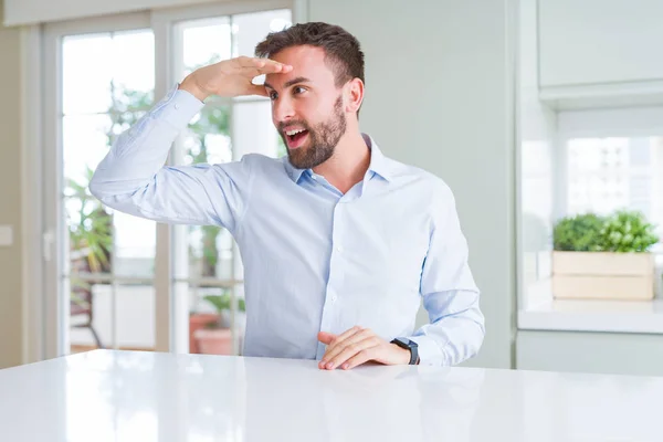 Gutaussehender Geschäftsmann Sehr Glücklich Und Lächelnd Der Mit Der Hand — Stockfoto