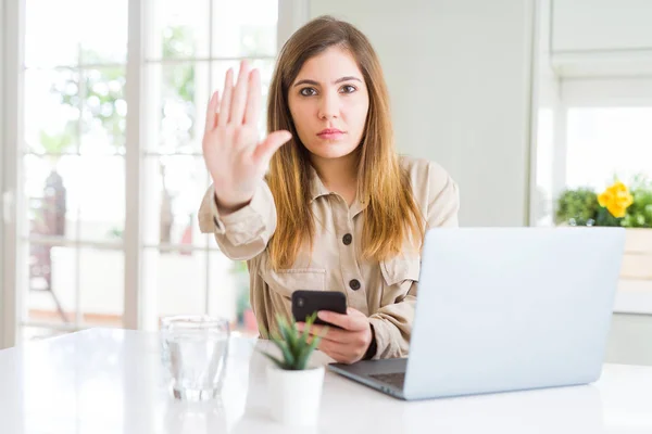 Vacker Ung Kvinna Med Smartphone Och Dator Med Öppna Hand — Stockfoto