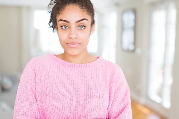 Mulher Americana Africana Bonita Jovem Com Cabelo Afro Relaxado Com — Fotografia de Stock