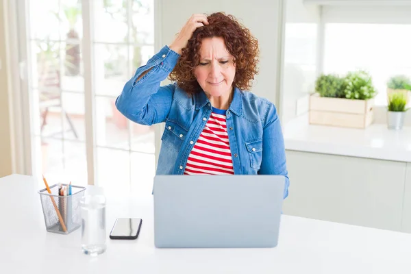 Donna Anziana Che Lavora Con Computer Portatile Stressato Con Mano — Foto Stock