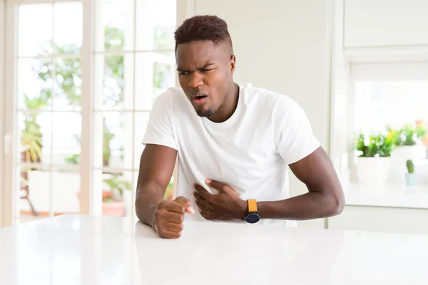 Knappe Afro Amerikaanse Man Witte Tafel Thuis Met Hand Maag — Stockfoto