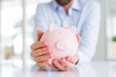 Kumbara holding adam eller yakın çekim