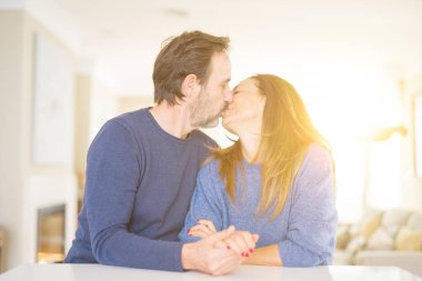 Romantik orta yaş kaç birlikte otururken ve aşık evde öpüşme