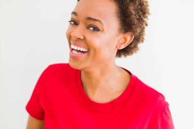 Güzel genç Afro-Amerikan kadın kendine güvenen diş izole beyaz arka plan üzerinde gösterilen kameraya gülümseyen