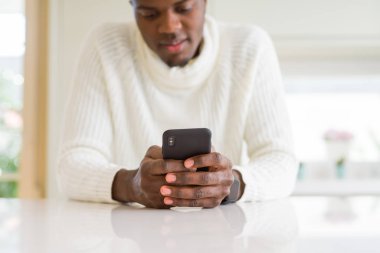 Smarpthone kullanarak Afrika adam elinde yakın çekim