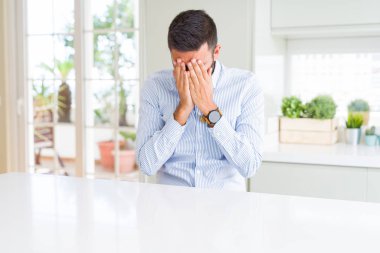 Yüzünü elleriyle ağlayarak süre kapsayan üzgün ifade ile yakışıklı İspanyol iş adamı. Depresyon kavramı.