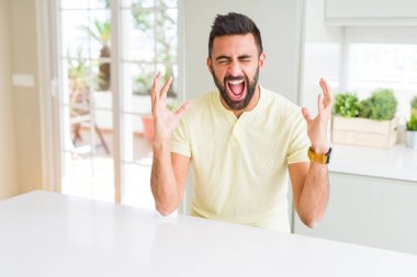 Yakışıklı İspanyol kızgın ve silah ile başarı için deli ev kutluyor, t-shirt kaldırdı ve heyecanlı çığlık gözleri kapalı rahat sarı dostum. Kazanan kavramı