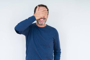 Gülümsüyor ve gözleri için sürpriz kapsayan yüz el ile gülüyor izole arka plan üzerinde zarif komuta sizde. Kör kavramı.