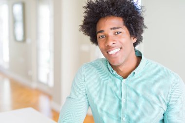 Afrika kökenli Amerikalı iş adamı yüzünde mutlu ve güzel bir gülümseme ile şık gömlek giymiş. Şanslı kişi.