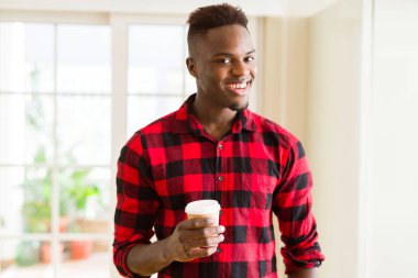 Afrika kökenli Amerikalı adam kendinden emin bir kahve bir take away kağıt bardak içme gülümseyen