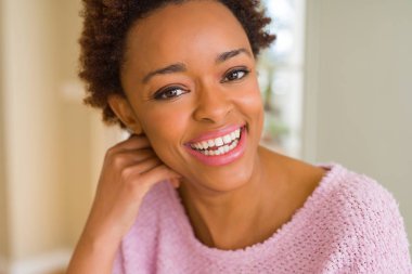 Güzel genç Afro-Amerikan kadın kamera diş gösteren emin gülümseyen