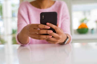 Smartphone kullanarak ve gülümseyen Afrikalı-Amerikalı kadın yakın çekim