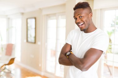 Çapraz kolları ile neşeli gülümseyen Afrika yakışıklı genç