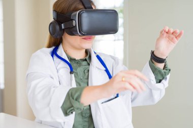 Doktor kadının cerrahi simülasyon sanal gerçeklik glas kullanarak yapması