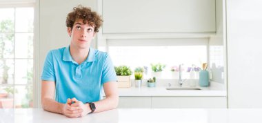 Geniş ev gülümseyen görünümlü yan adlı genç yakışıklı adamın atış ve dik dik bakma uzağa düşünce.