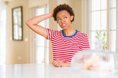 Genç güzel Afrikalı-Amerikalı kadın evde yanıltır ve soru hakkında merak ediyorum. Şüphe, kafasına el ile düşünme ile belirsiz. Dalgın kavramı.