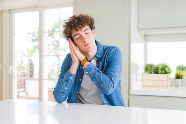 Mladý Pohledný Muž Nosí Ležérní Džínová Bunda Doma Spí Unavená — Stock fotografie