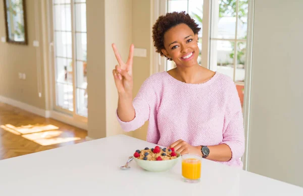 Mladá Africká Americká Žena Zdravou Snídani Ráno Doma Usmívající Dívá — Stock fotografie