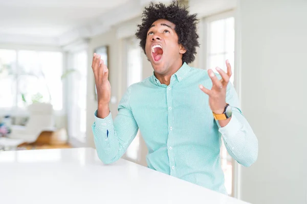 Afro Amerikaanse Zakenman Dragen Elegant Shirt Gekke Gekke Schreeuwen Schreeuwen — Stockfoto