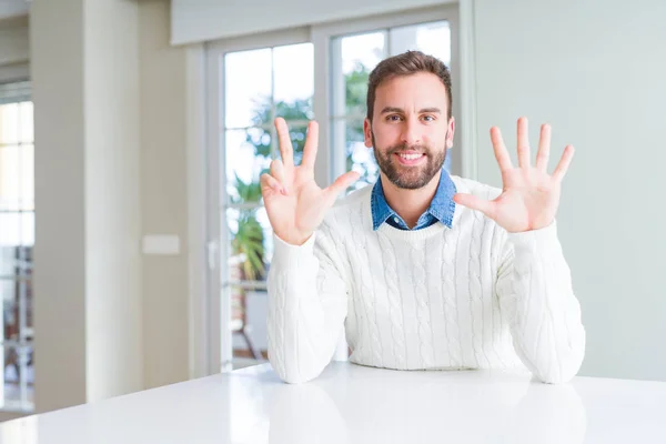 Pohledný Muž Nosí Ležérní Svetr Zobrazení Směřující Nahoru Prsty Číslo — Stock fotografie