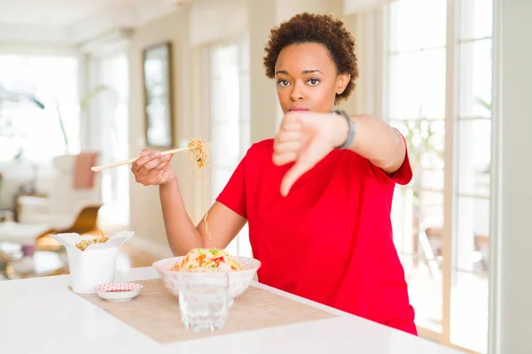 Unga Afroamerikanska Kvinna Med Afro Hår Äta Asiatisk Mat Hemma — Stockfoto