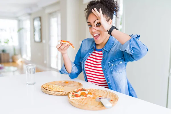 Joven Mujer Afroamericana Comiendo Dos Pizzas Caseras Queso Con Cara — Foto de Stock