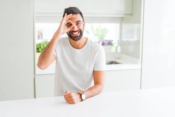 Camiseta Blanca Casual Hombre Hispano Guapo Casa Haciendo Buen Gesto — Foto de Stock