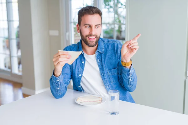 Όμορφος Άνθρωπος Τρώει Υγιεινά Σάντουιτς Πολύ Χαρούμενος Δείχνοντας Χέρι Και — Φωτογραφία Αρχείου