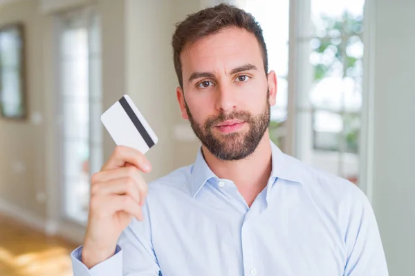 Hombre Negocios Guapo Con Tarjeta Crédito Con Una Expresión Confianza —  Fotos de Stock