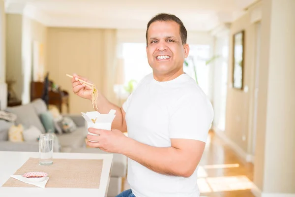 Hombre Mediana Edad Comiendo Llevar Fideos Con Puntillas Casa — Foto de Stock