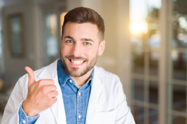 Jonge Knappe Dokter Man Kliniek Gelukkig Duimschroef Opwaarts Gebaar Met — Stockfoto