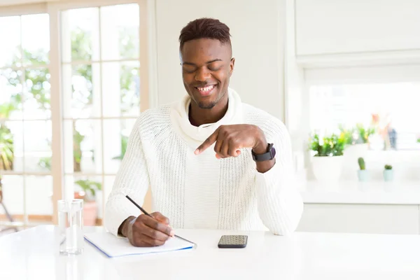 Studente Afroamericano Che Scrive Foglio Usando Una Matita Molto Felice — Foto Stock