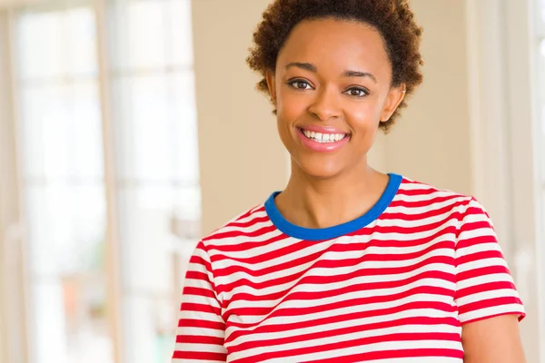 Linda Jovem Afro Americana Sorrindo Confiante Para Câmera Mostrando Dentes — Fotografia de Stock