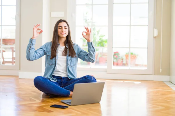 Mooie Jonge Vrouw Zittend Vloer Met Gekruiste Benen Met Behulp — Stockfoto