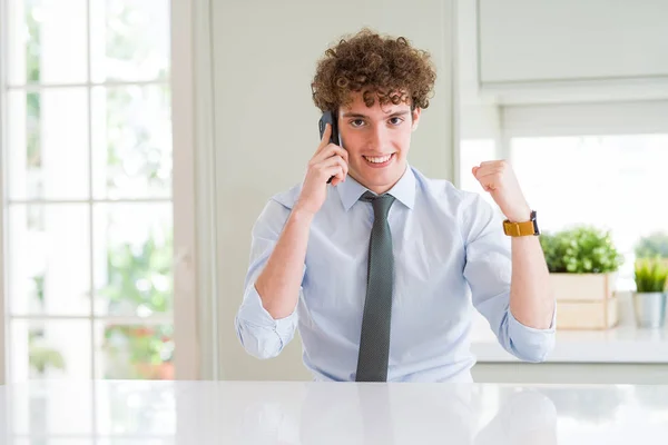 Joven Hombre Negocios Hablando Teléfono Inteligente Oficina Gritando Orgulloso Celebrando —  Fotos de Stock